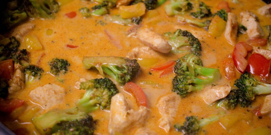 Don't know what to eat for dinner? This weeknight curry only needs a few staples and whatever veggies you have in the fridge! | Teaspoon of Nose