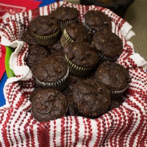 These lightened up chocolate banana muffins make getting your chocolate fix while eating healthy a breeze! | Teaspoon of Nose