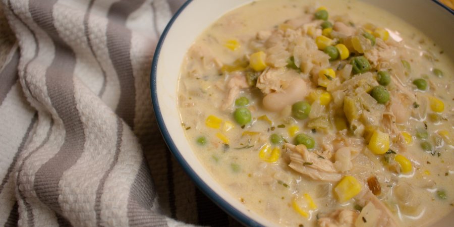 This southwestern take on white chicken chili is hearty and warms you up from the inside out! | Teaspoon of Nose