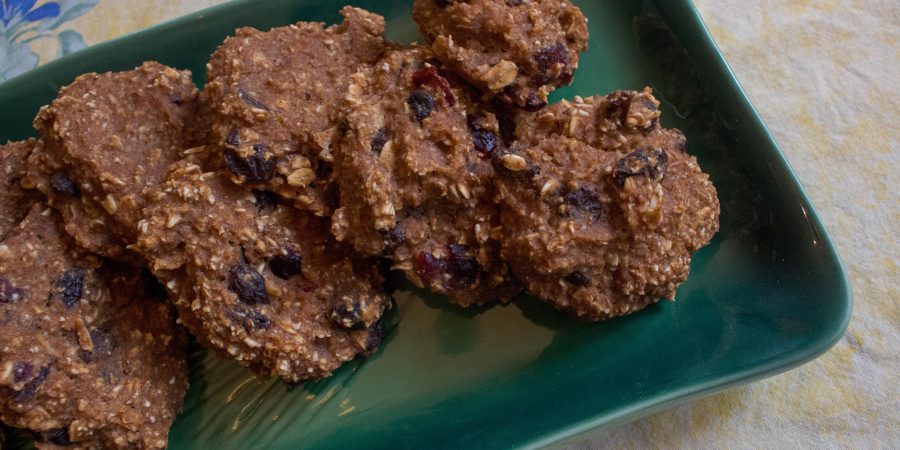 These banana breakfast cookies are a fantastic alternative to sugar-laden cereal bars for breakfast, but are just as tasty! | Teaspoon of Nose