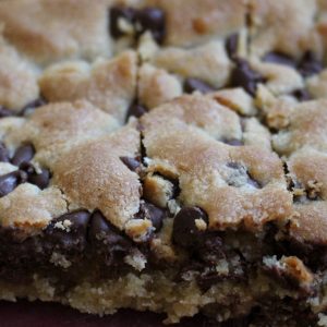 Chocolate Chip Cookie Bars have got to be the ultimate comfort food! | Teaspoon of Nose
