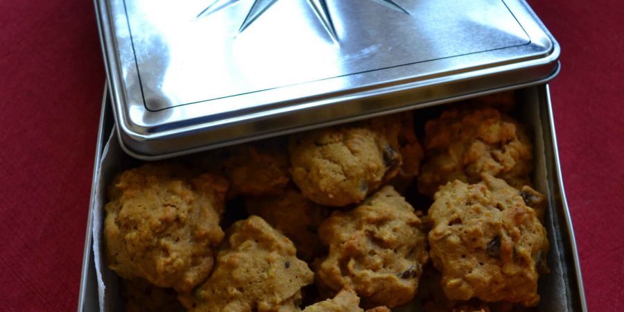 Pumpkin oat chocolate chip cookies give a great texture to a classic cookie! | Teaspoon of Nose