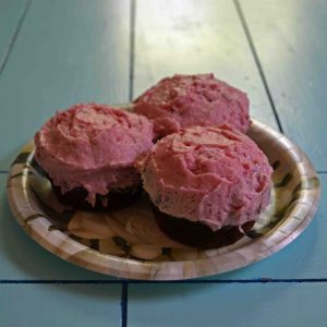 These chocolate cupcakes with raspberry frosting are completely irresistible!