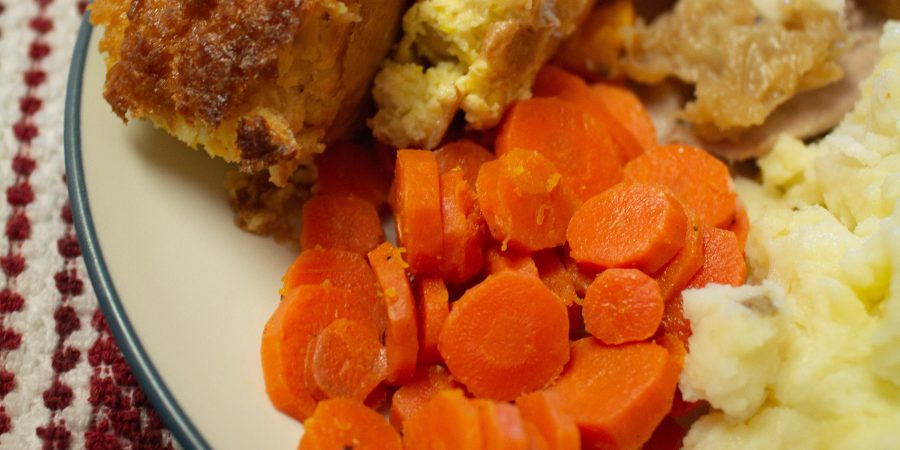 These maple cider roasted carrots will break you out of that "what's for dinner" rut, but are tasty enough to make it onto your holiday table! | Teaspoon of Nose