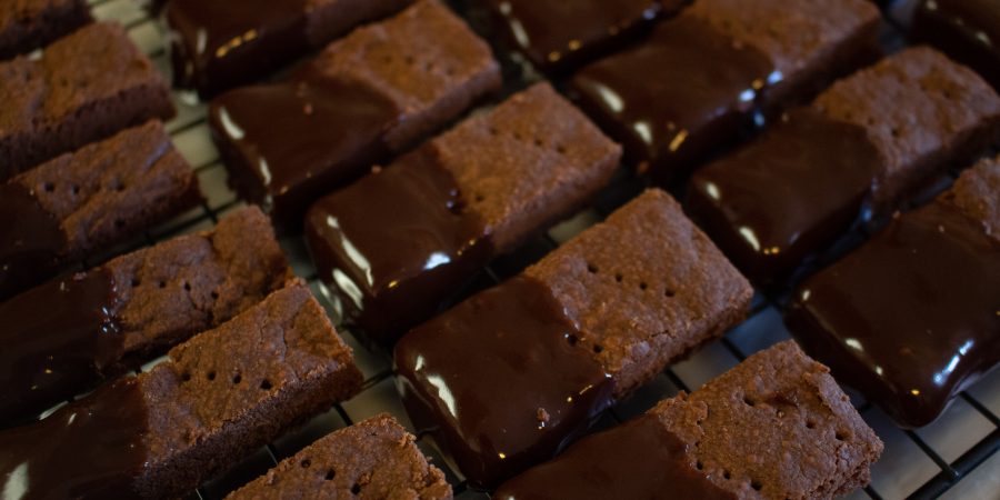 Chocolate shortbread cookies are the perfect balance of sweet & chocolate! Whether you need something for that Christmas cookie exchange or just something to go with a cup of coffee! | Teaspoon of Nose