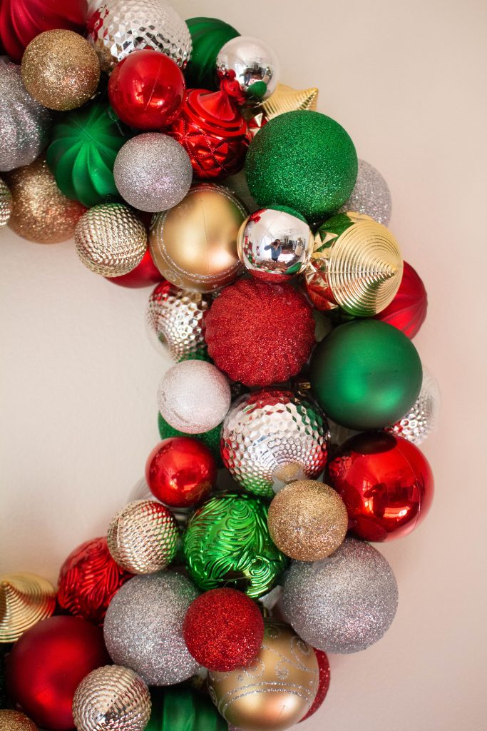 This DIY ornament wreath is a fantastic little DIY that you can put together in an hour for an elegant bit of Christmas decor! | Teaspoon of Nose