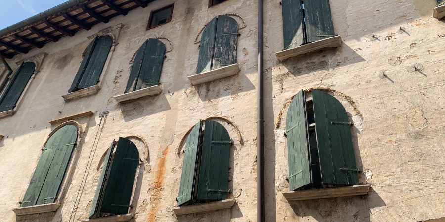 Autumn is just around the corner, so I'm sharing a fall bucket list for inspiration as the temperatures cool and leaves change!