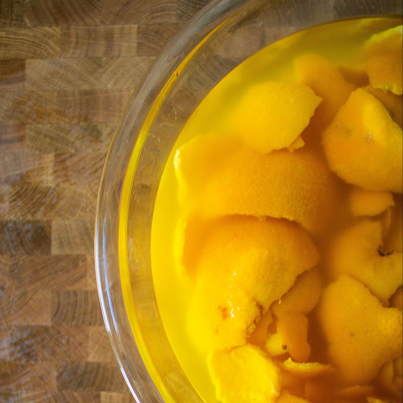 Homemade limoncello, the Italian classic!