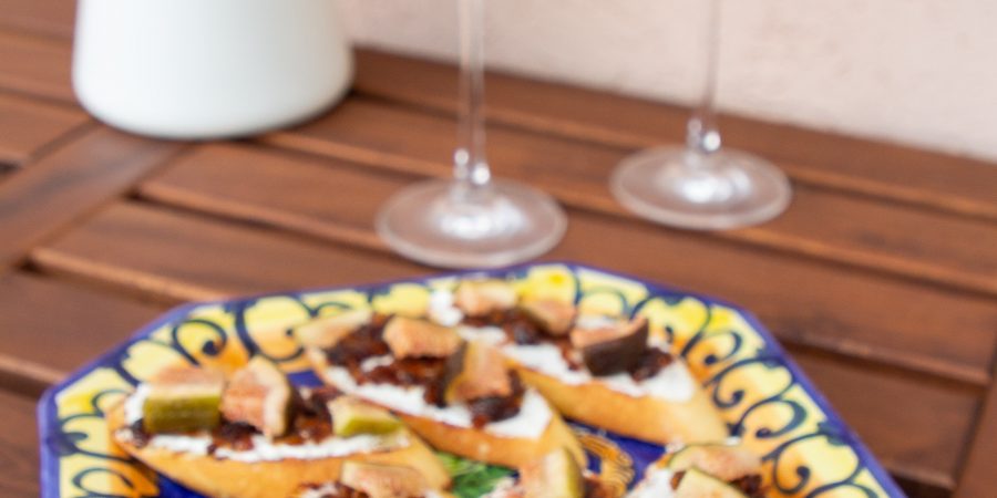 Fig crostini with goat cheese and caramelized onions make for an easy appetizer perfect for the heat of summer!