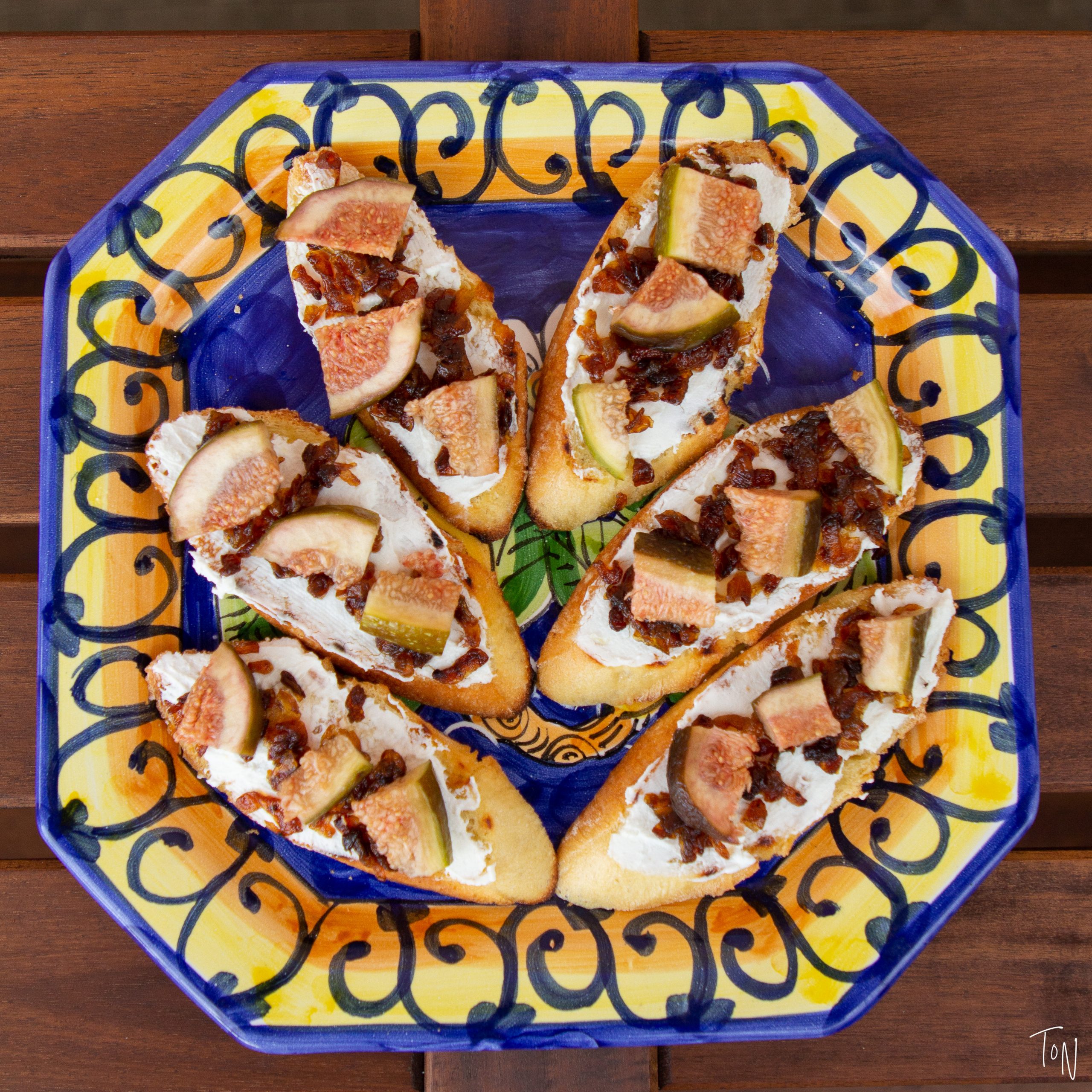 Fig crostini with goat cheese and caramelized onions will be the perfect summer appetizer!