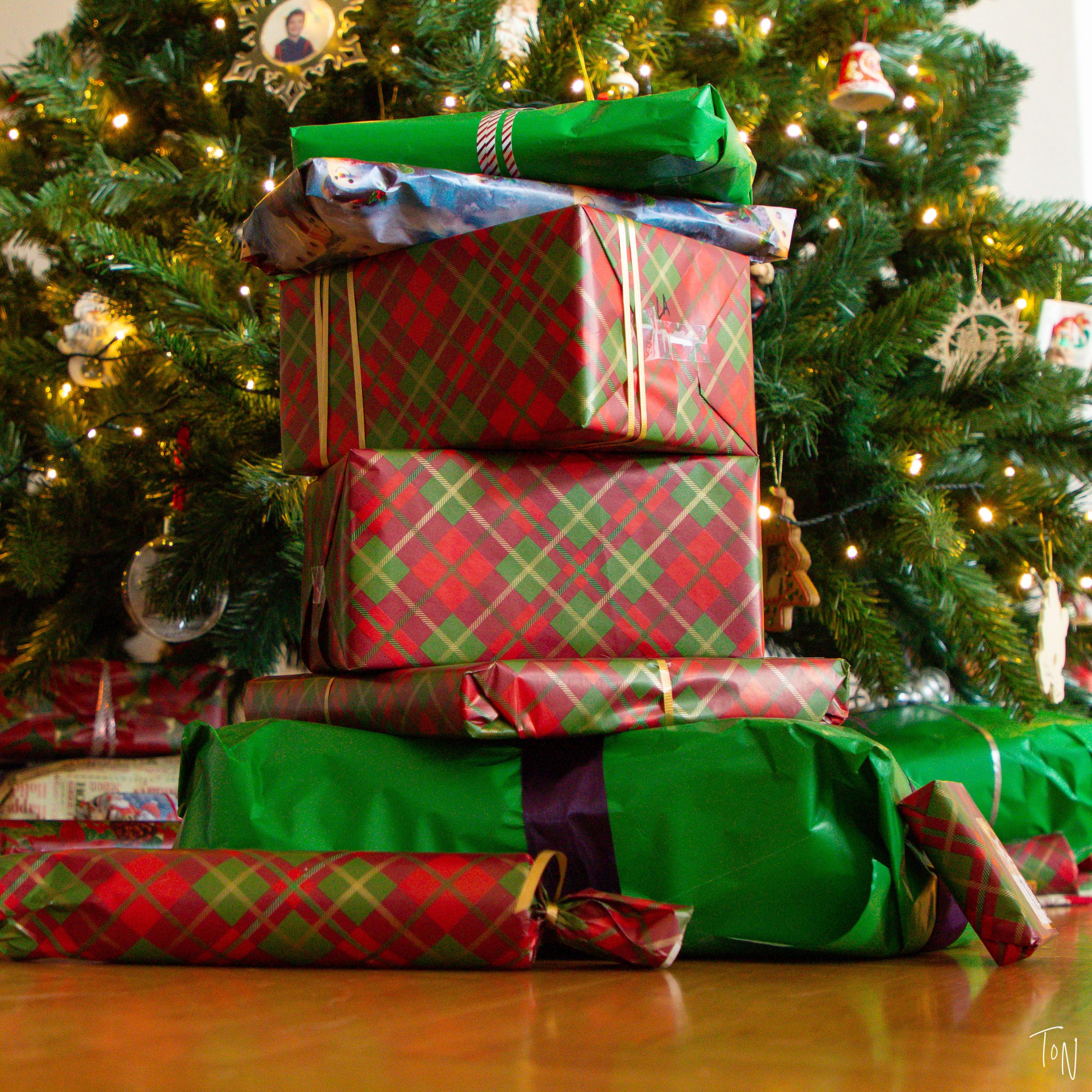 gift guide for the traveler at home! Just because we can't travel right now doesn't mean we can't feed our wanderlust.