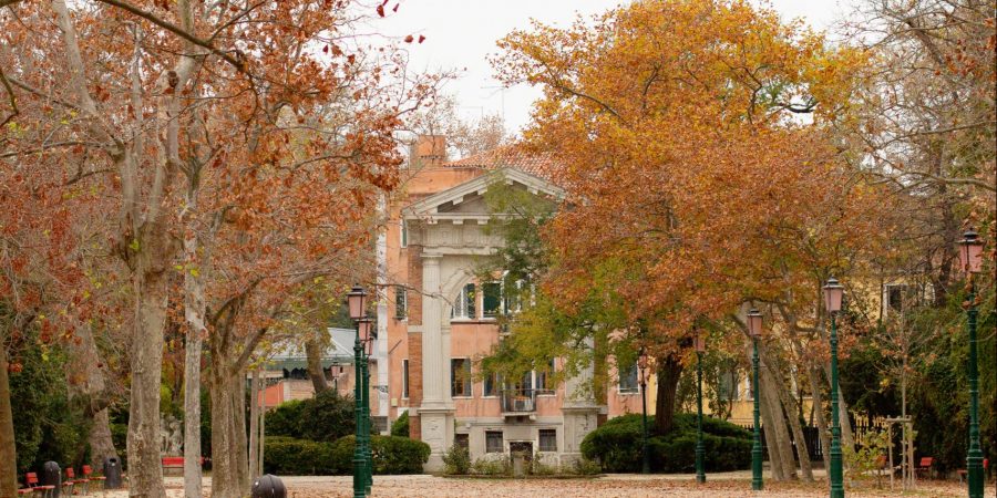 Starbucks has been serving pumpkin spice lattes for two weeks now, so it’s time for a fall bucket list! | Teaspoon of Nose