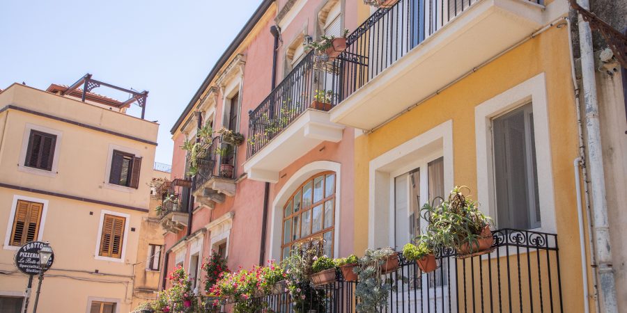 Taormina may be the most popular beach town in Sicily for Italians for good reason! Here's how to plan your time in the city! | Teaspoon of Nose