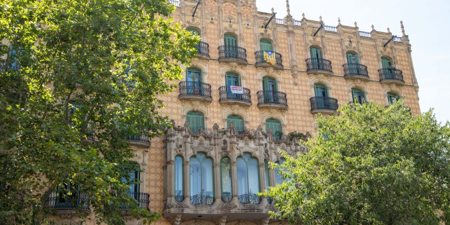 Barcelona has something for everyone: food, nightlife, art, architecture, & history. Here's how to have an epic weekend in Barcelona!