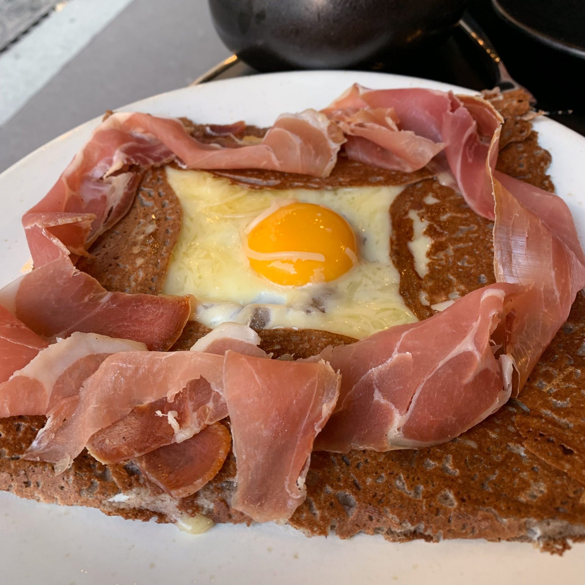 Spend a few days in the idyllic town of Chinon in the Loire Valley- its the perfect way to relax!! | Where's Emma Now