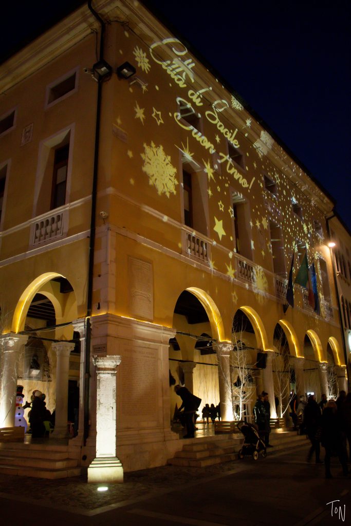 The Sacile Christmas market is everything you want in a small town Italian market!