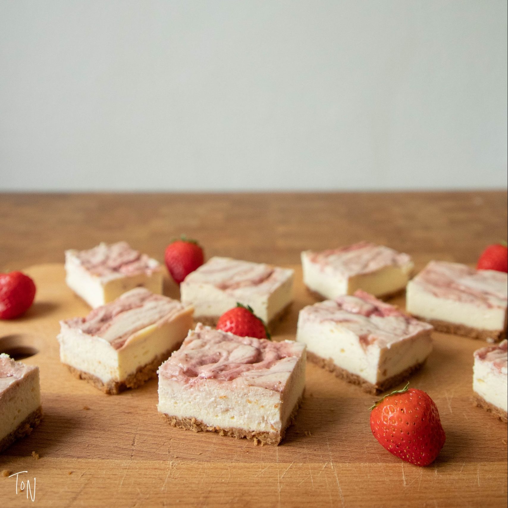 Strawberry Cheesecake bars will be your new favorite dessert! | Teaspoon of Nose