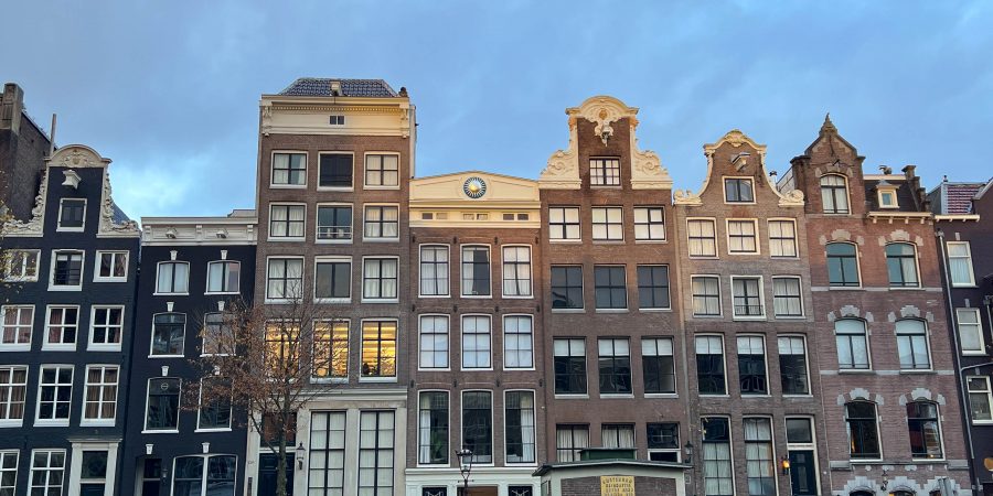 Whether you're into architecture, history, art, good food, or pretty cities, Amsterdam is a perfect destination! Here's everything you need to know to plan your visit.