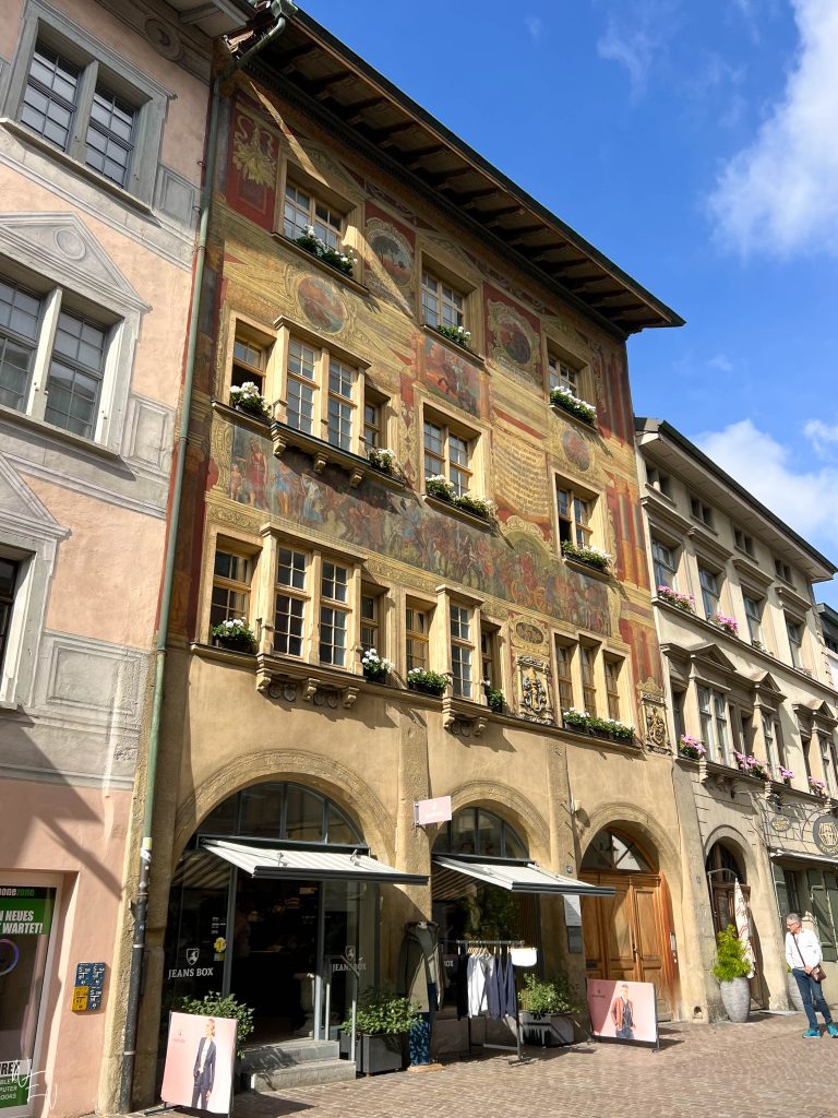 What to see in Schaffhasen, Switzerland: historic buildings